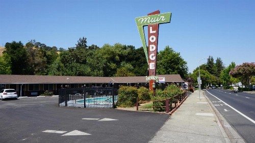 Muir Lodge Motel - image 9