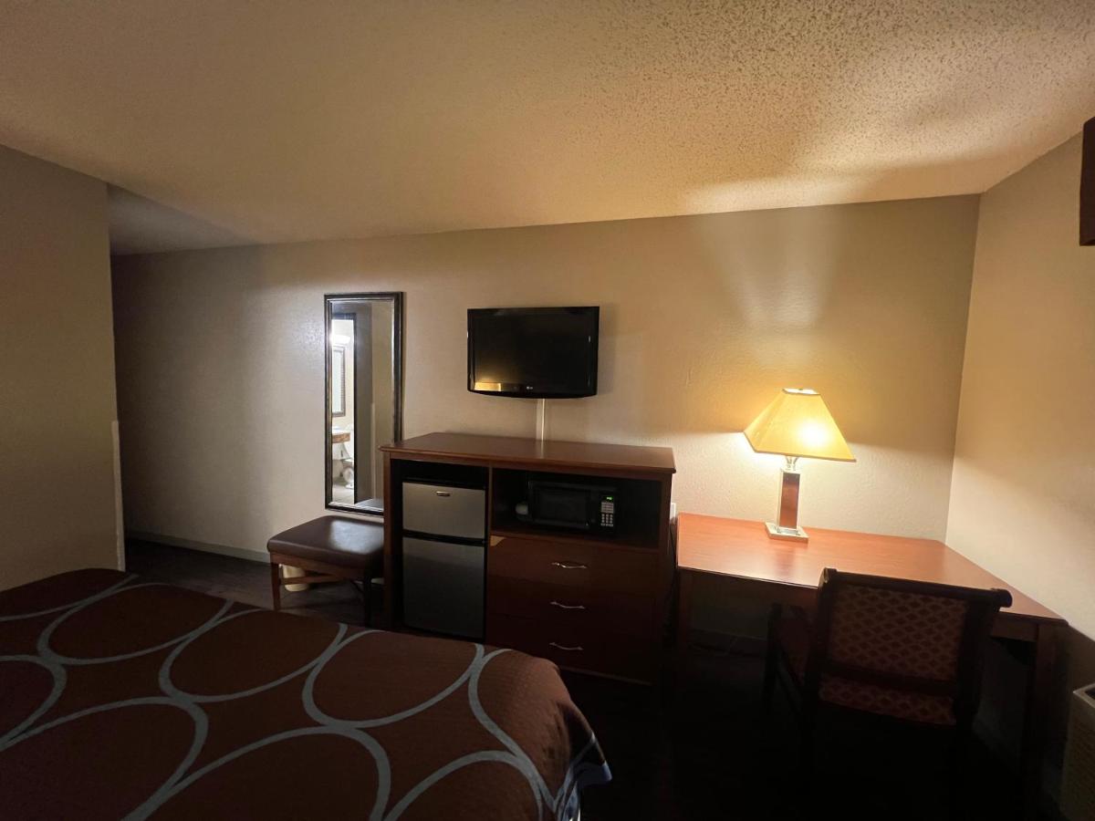 Super 8 by Wyndham Martinsville VA - image 2