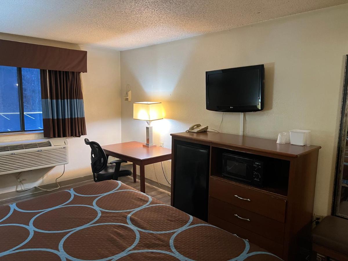 Super 8 by Wyndham Martinsville VA - image 3