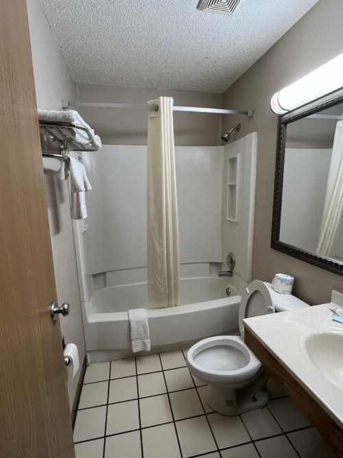 Super 8 by Wyndham Martinsville VA - image 9