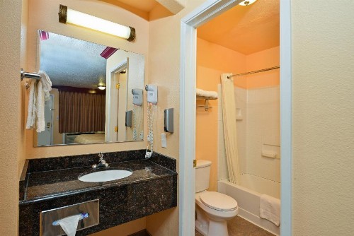 Americas Deluxe Inn- Marysville - image 17