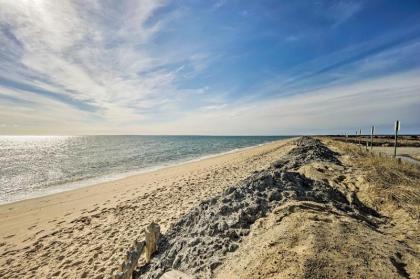 Quaint Cape Cod Condo with Grill 1 Mi to Beach - image 3