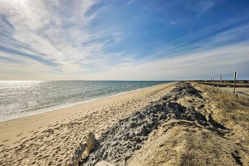 Quaint Cape Cod Condo with Grill 1 Mi to Beach - image 3