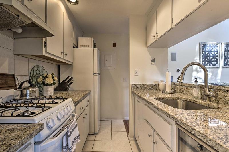 Quaint Cape Cod Condo with Grill 1 Mi to Beach - image 5