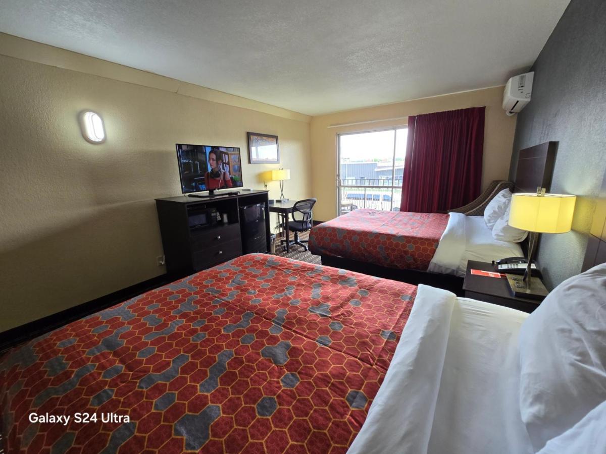 Econo Lodge Inn & Suites - main image