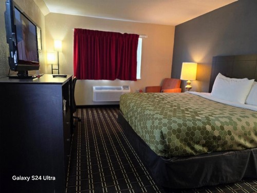 Econo Lodge Inn & Suites - image 10