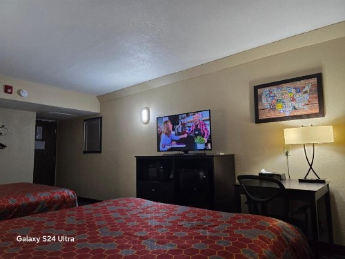 Econo Lodge Inn & Suites - image 13