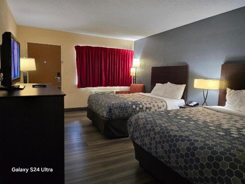 Econo Lodge Inn & Suites - image 19