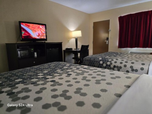 Econo Lodge Inn & Suites - image 20