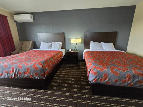 Econo Lodge Inn & Suites - image 21