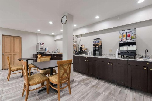 Econo Lodge Inn & Suites - image 4