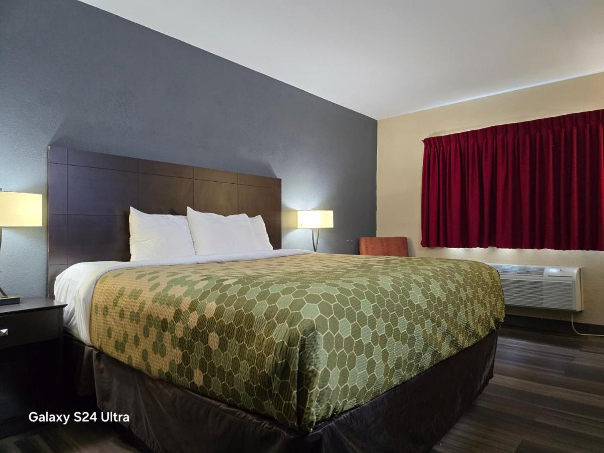 Econo Lodge Inn & Suites - image 6