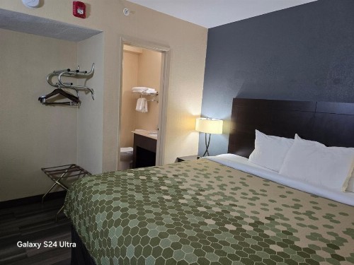 Econo Lodge Inn & Suites - image 8