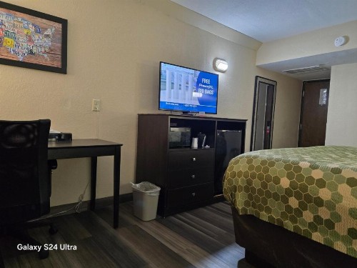 Econo Lodge Inn & Suites - image 9