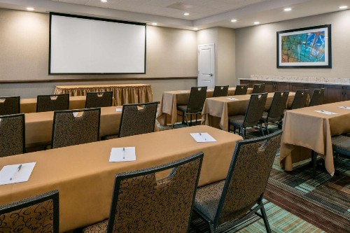 Hampton Inn & Suites Mason City IA - image 2