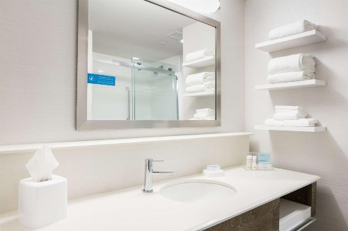 Hampton Inn & Suites Mason City IA - image 5