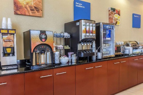 Comfort Inn & Suites LaGuardia Airport - image 2