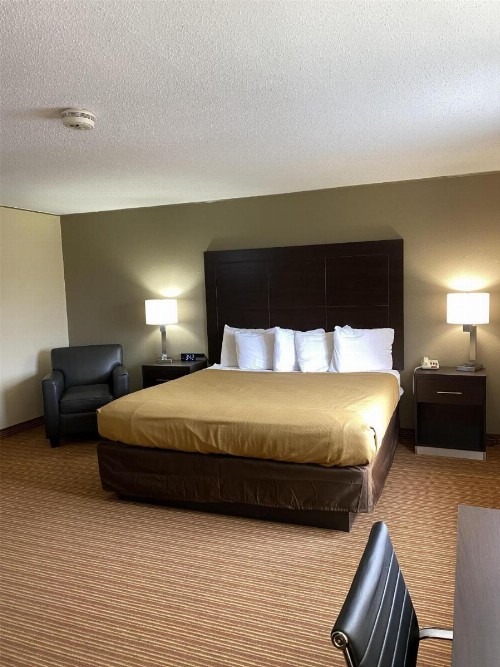 Econo Lodge Massena Hwy 37 - image 10