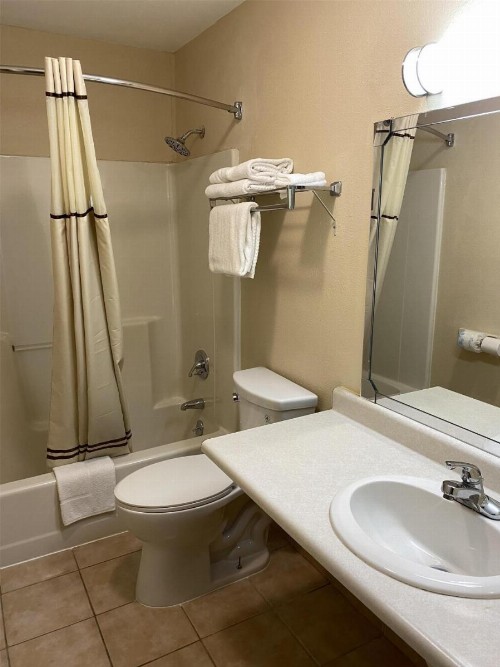 Econo Lodge Massena Hwy 37 - image 12
