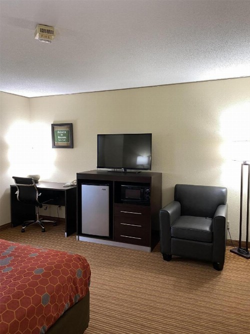 Econo Lodge Massena Hwy 37 - image 14