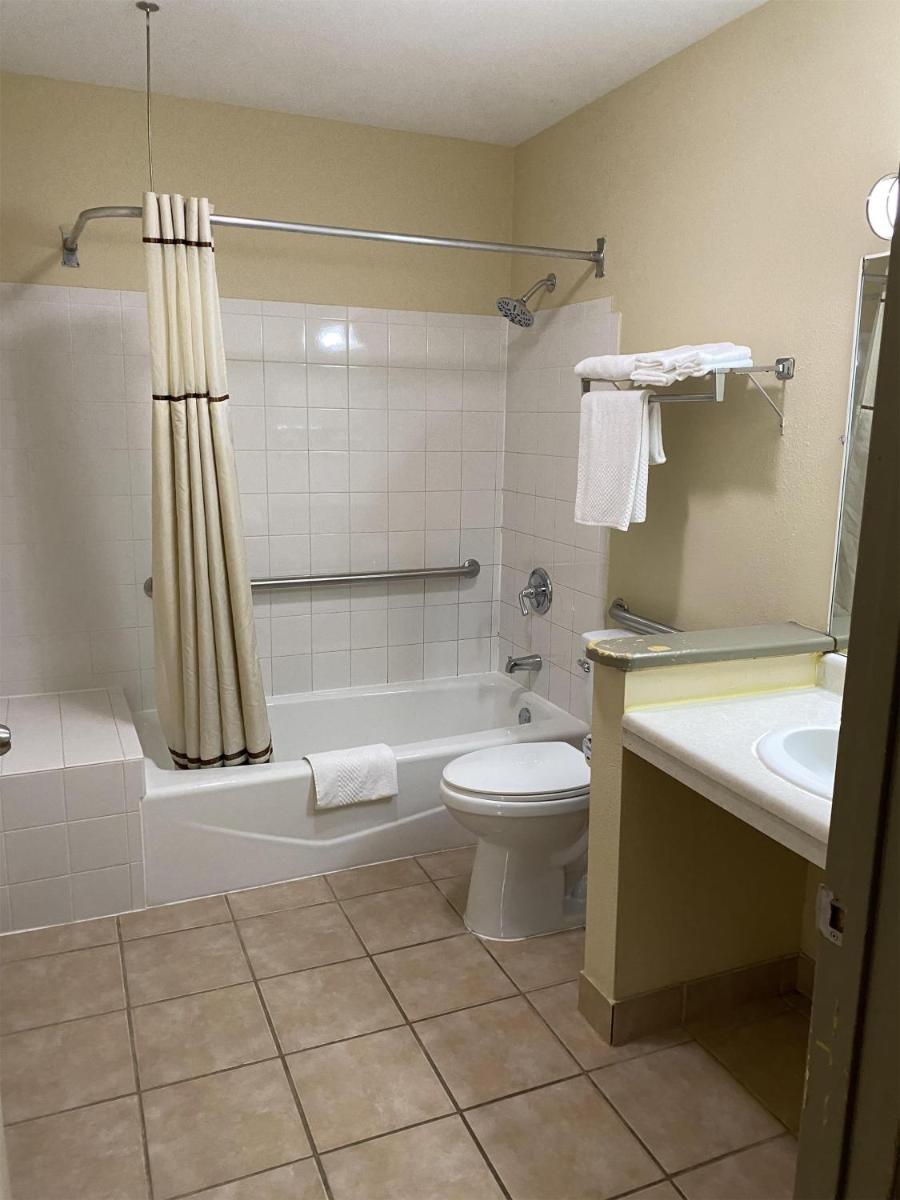 Econo Lodge Massena Hwy 37 - image 5