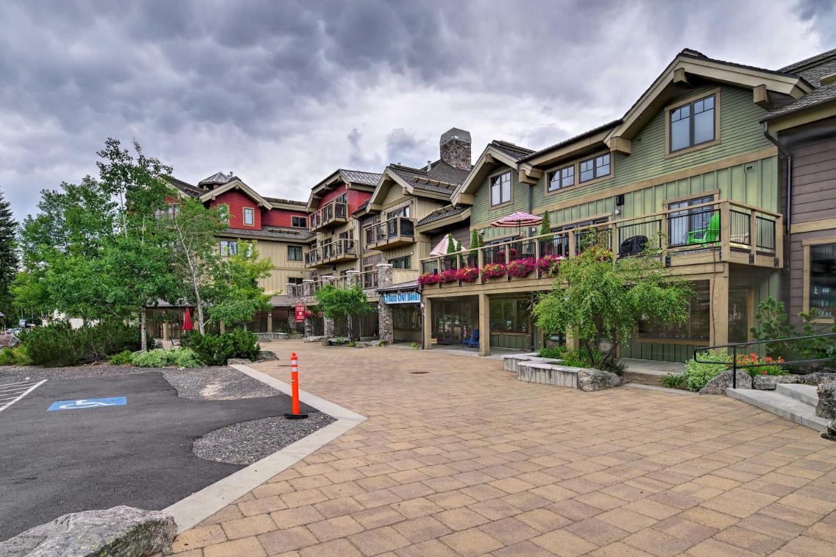 Modern Townhome with Fire Pit in Downtown McCall - image 3