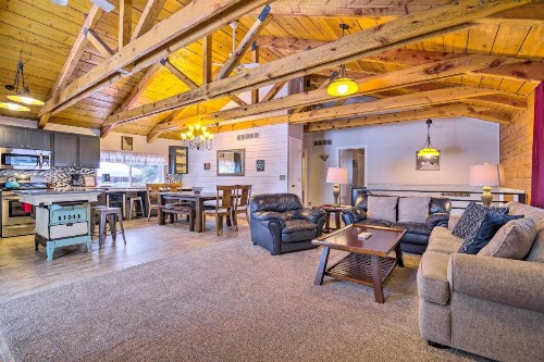 Family Retreat with Hot Tub - half Mile to Downtown!