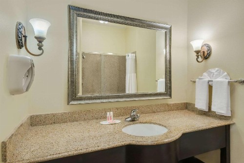 Super 8 by Wyndham Hidalgo at La Plaza Mall & Mcallen Airport - image 32