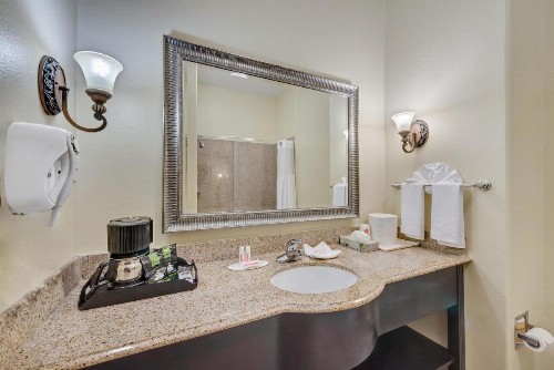 Super 8 by Wyndham Hidalgo at La Plaza Mall & Mcallen Airport - image 38
