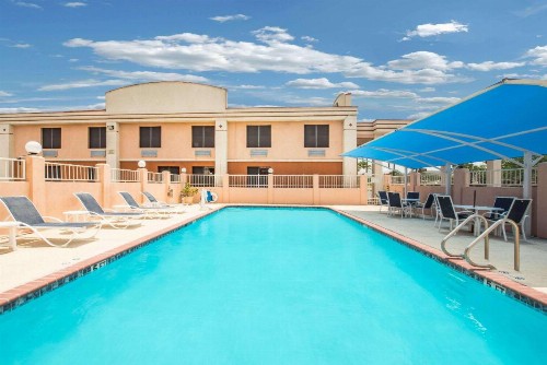 Days Inn by Wyndham McAllen - image 4