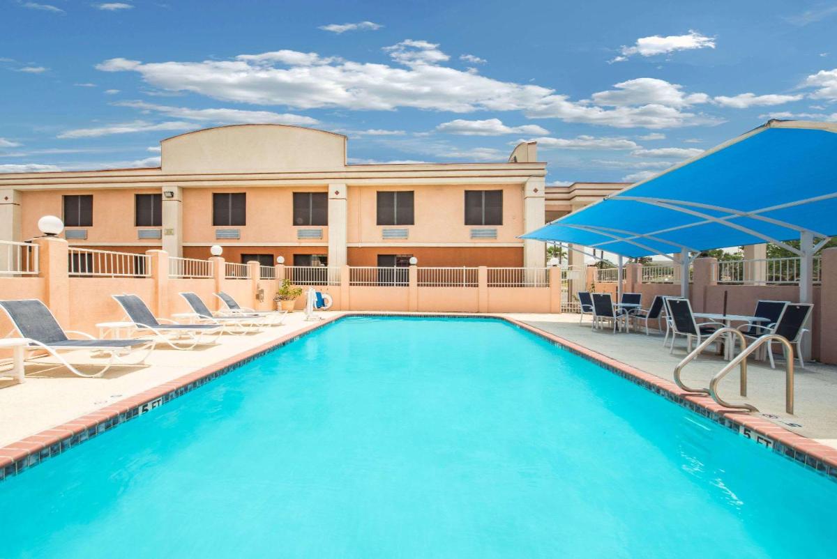 Days Inn by Wyndham McAllen - image 4