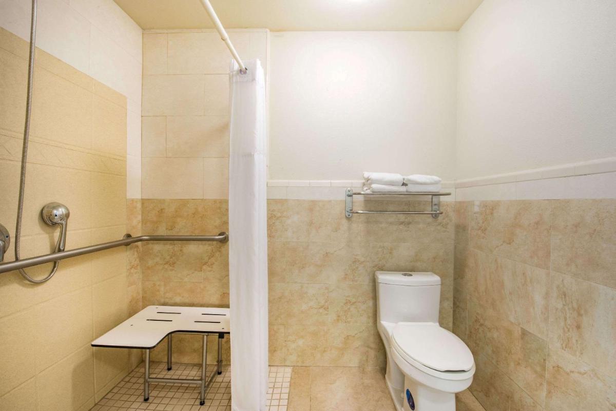 Days Inn by Wyndham McAllen - image 7