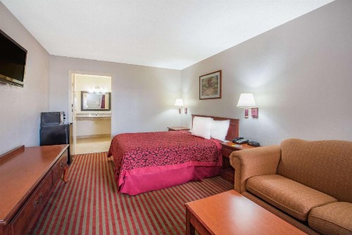Days Inn by Wyndham McAllen - image 9