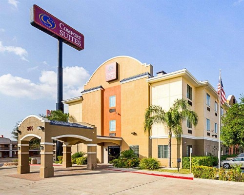 Comfort Suites At Plaza Mall - image 1