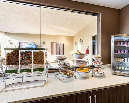Comfort Suites At Plaza Mall - image 13