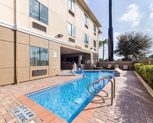 Comfort Suites At Plaza Mall - image 14