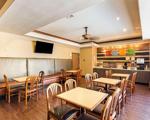Comfort Suites At Plaza Mall - image 22