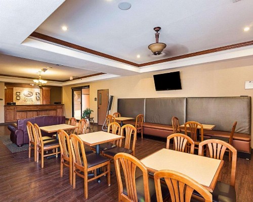 Comfort Suites At Plaza Mall - image 24