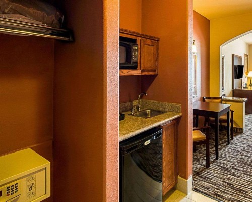 Comfort Suites At Plaza Mall - image 26