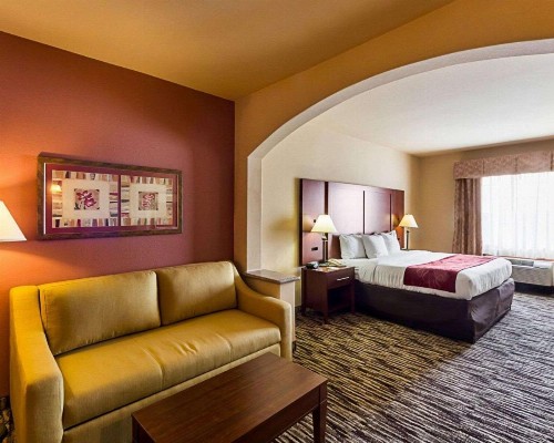Comfort Suites At Plaza Mall - image 27
