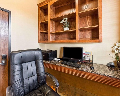 Comfort Suites At Plaza Mall - image 7