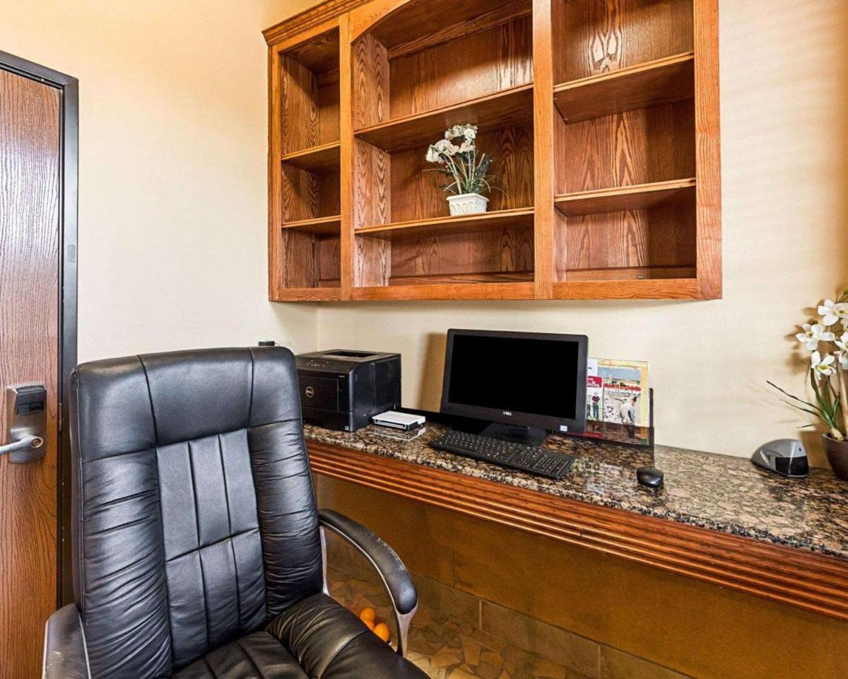 Comfort Suites At Plaza Mall - image 7