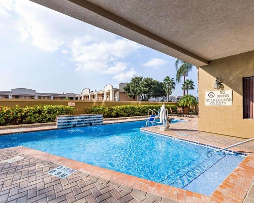 Comfort Suites At Plaza Mall - image 8