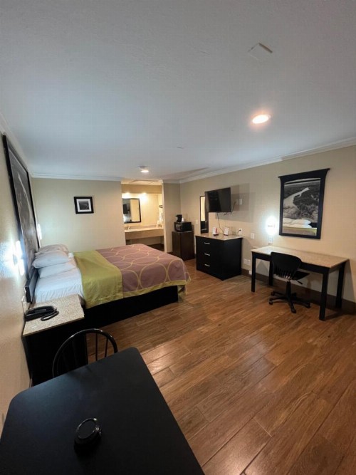 Super 8 by Wyndham McAllen- Downtown- La Plaza Mall - image 10