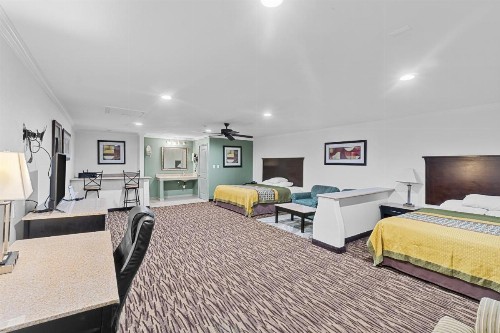 Super 8 by Wyndham McAllen- Downtown- La Plaza Mall - image 17