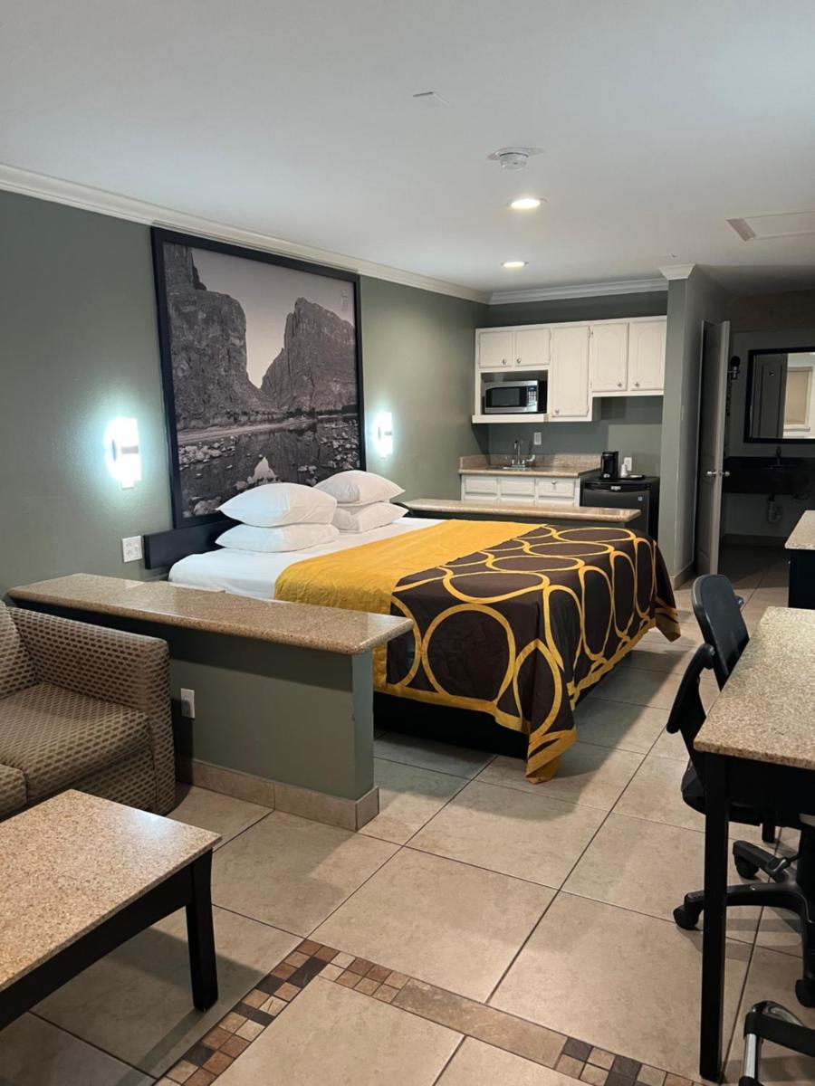 Super 8 by Wyndham McAllen- Downtown- La Plaza Mall - image 4
