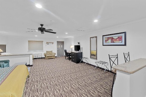 Super 8 by Wyndham McAllen- Downtown- La Plaza Mall - image 5