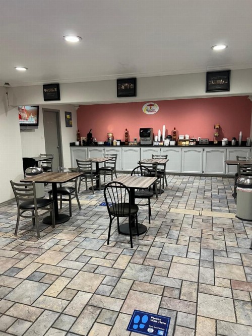Super 8 by Wyndham McAllen- Downtown- La Plaza Mall - image 6