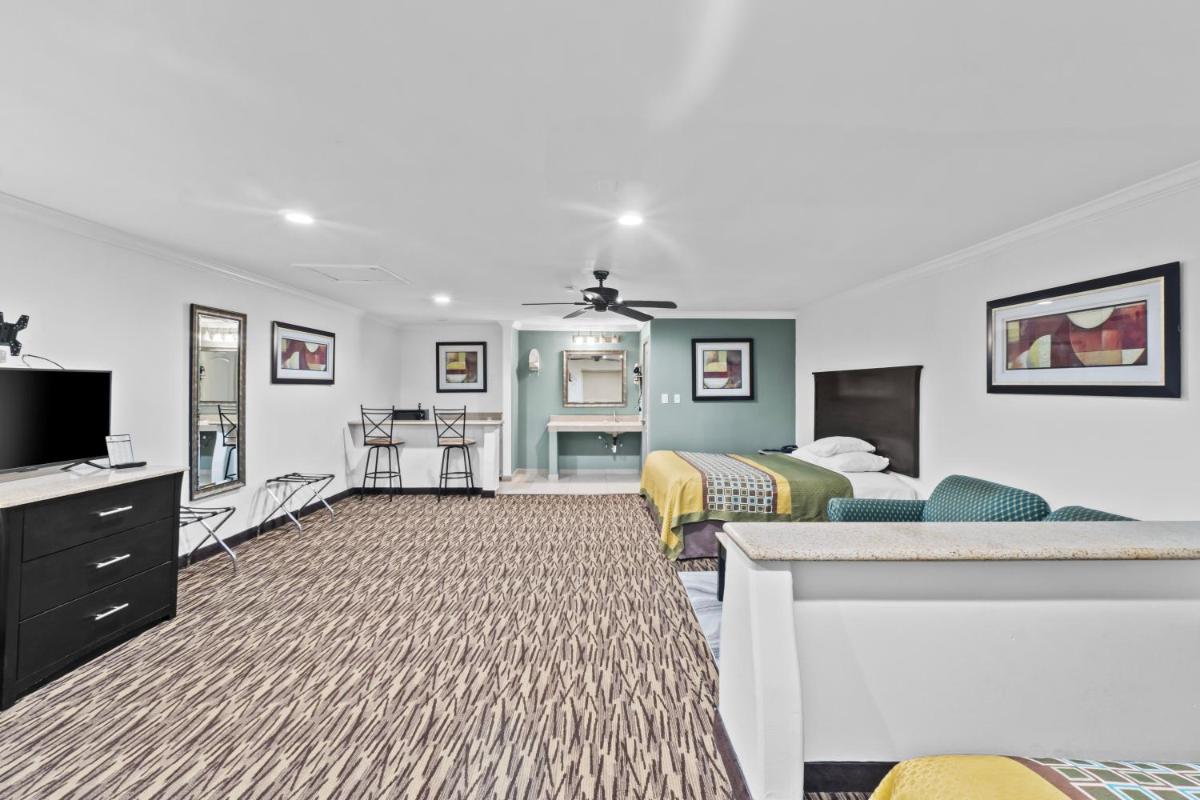 Super 8 by Wyndham McAllen- Downtown- La Plaza Mall - image 7