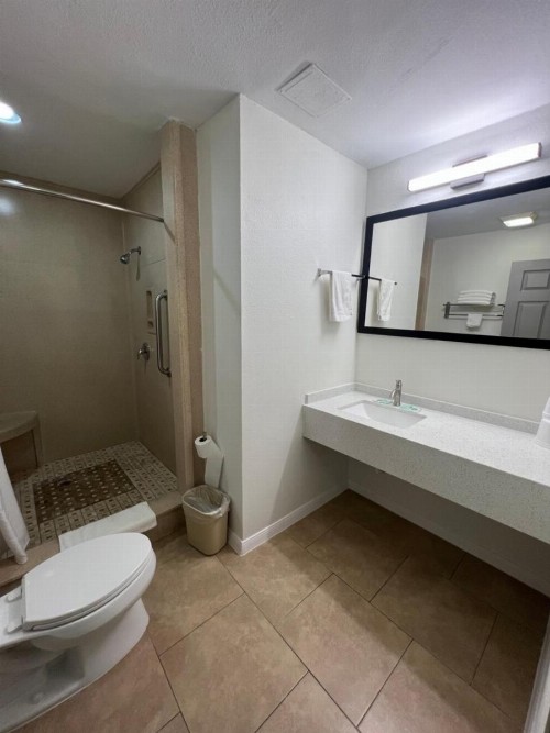 Super 8 by Wyndham McAllen- Downtown- La Plaza Mall - image 9